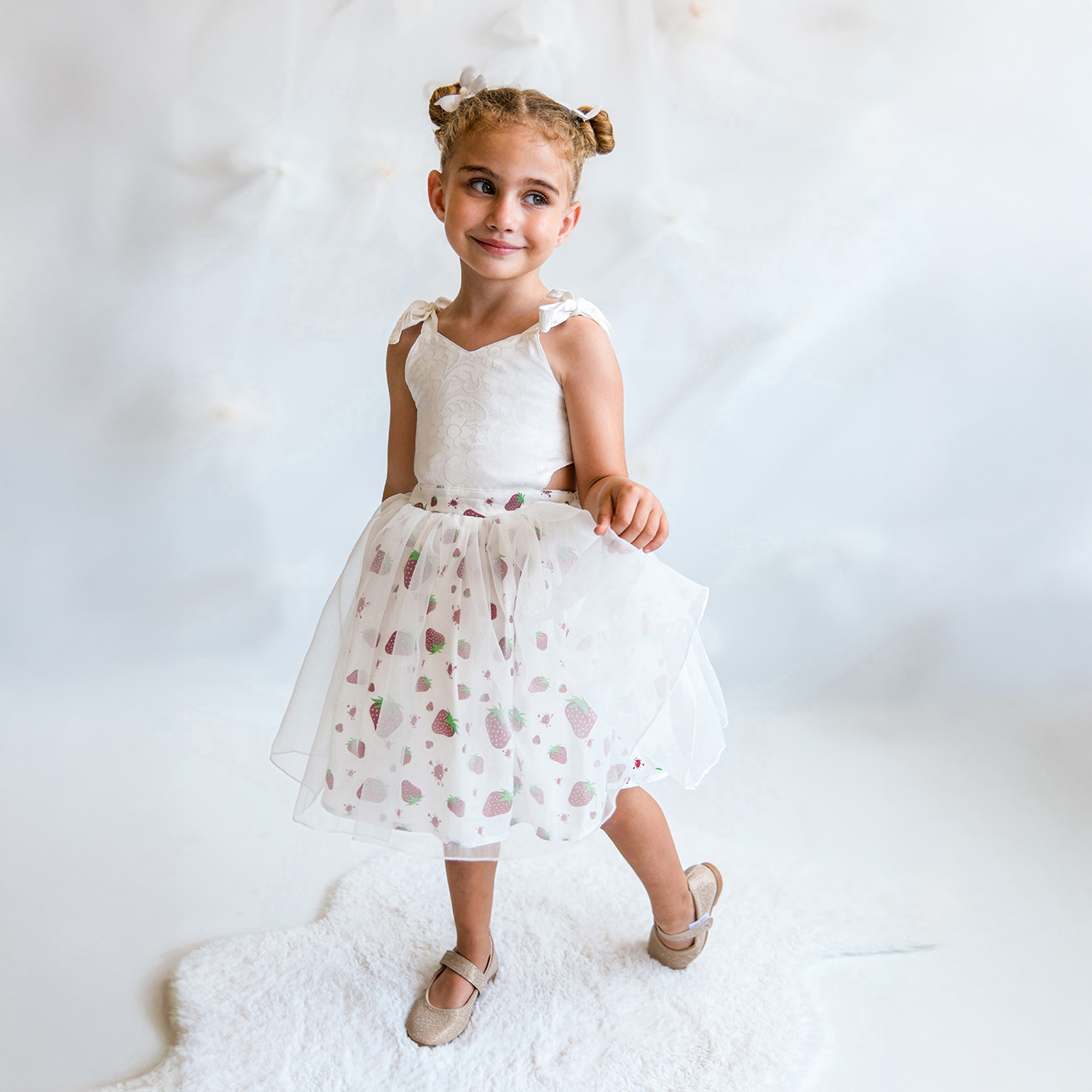 ÇİLEKLİ TÜTÜLÜ PRENSES KIZ ÇOCUK ELBİSESİ